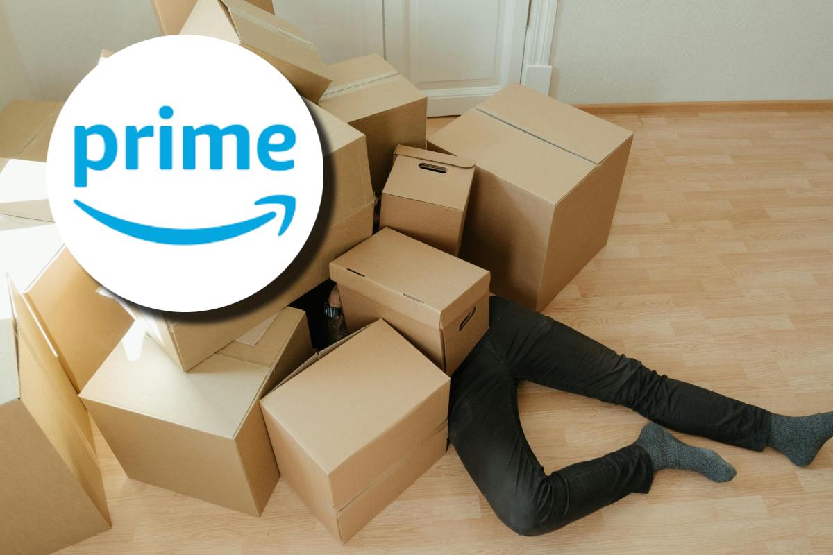 Uomo seppellito dai pacchi Amazon