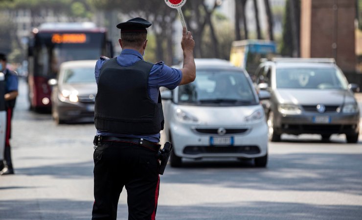 Carabiniere controlla le auto in transito