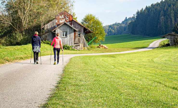 Anziani che praticano nordic walking