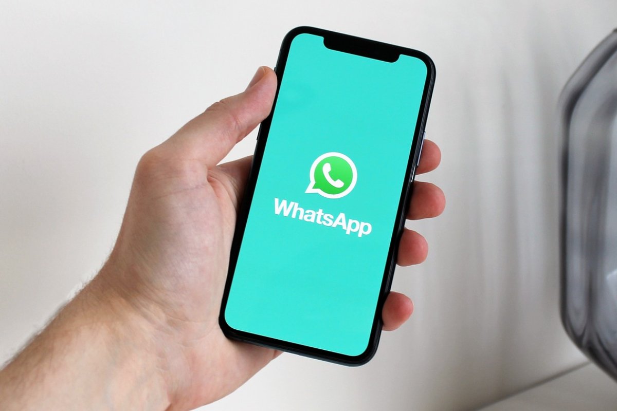 smartphone con logo whatsapp